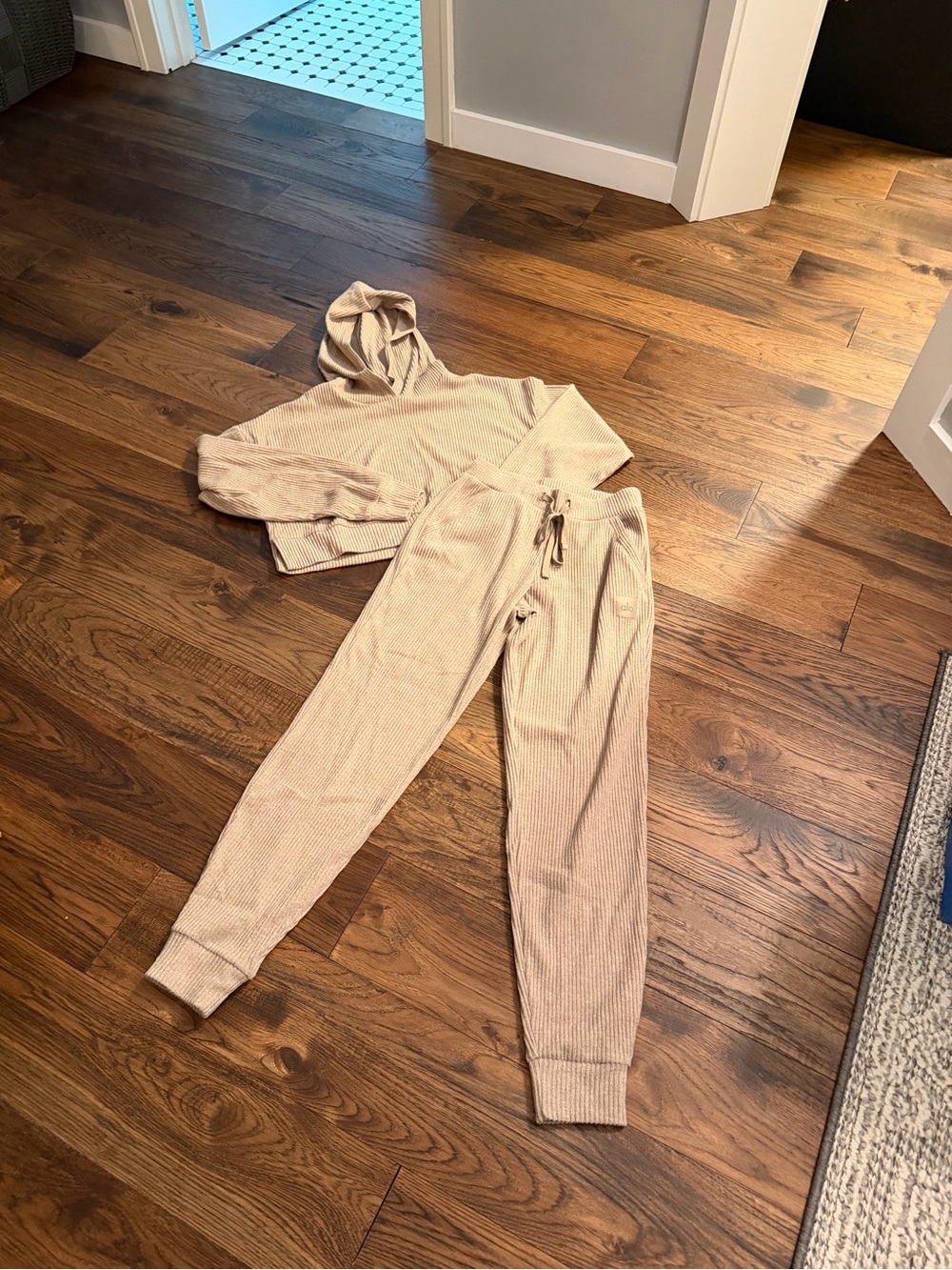 ALO Muse Sweatpant & Hoodie NWOT Size XS/S - Picture 2 of 4